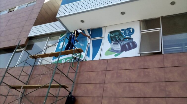 Impresión e instalación de vinil adhesivo